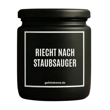 Duftkerze mit Spruch von geilstekerze ist der neue Geschenketrend. Diese witzige Kerze Vegane Bio-Kerze mit Spruch – RIECHT NACH STAUBSAUGER brennt mega lange sagenhafte 80 Stunde, hochwertige ätherische Öle schaffen beste Duftverteilung. Mit 1400 lustigen Sprüchen perfekt zum Verschenken. Handgemacht in Deutschland von geilstekerze.shop -Die beste Duftkerze die du kaufen kannst.