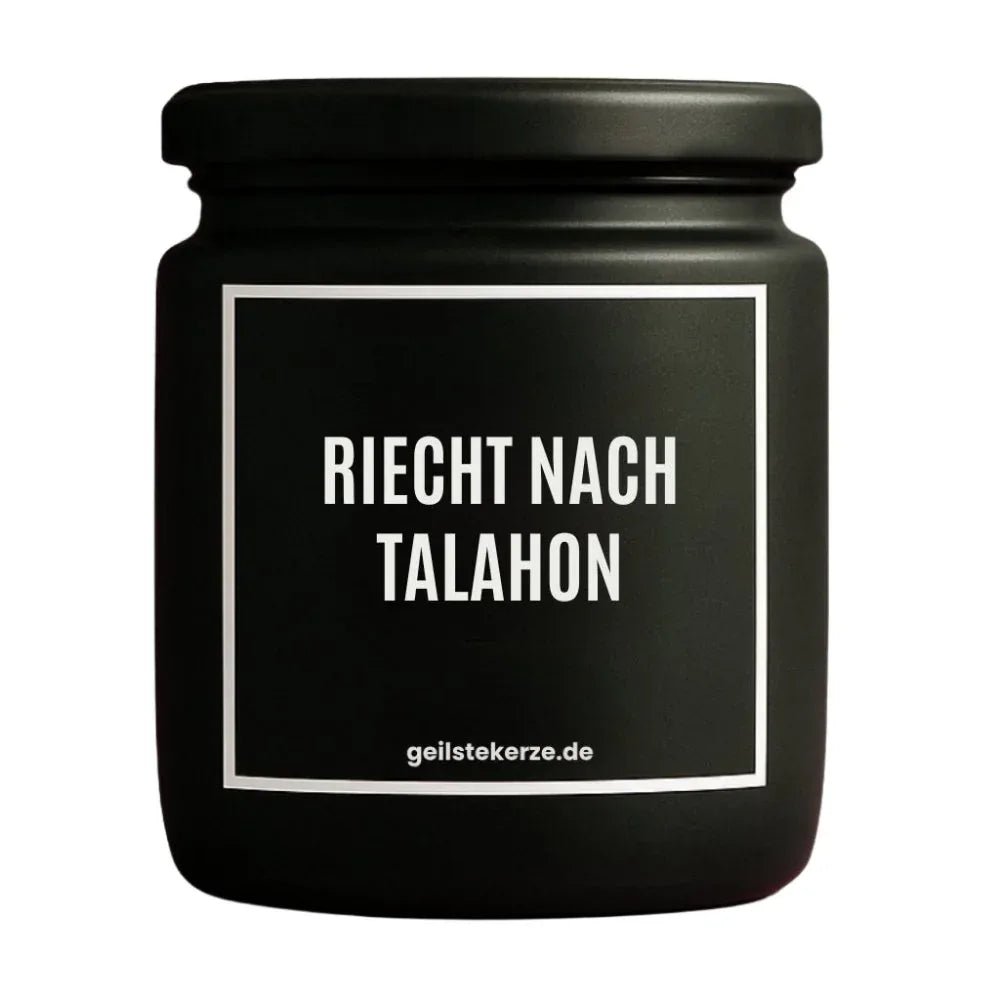 Duftkerze mit Spruch von geilstekerze ist der neue Geschenketrend. Diese witzige Kerze Vegane Bio-Kerze mit Spruch – RIECHT NACH TALAHON brennt mega lange sagenhafte 80 Stunde, hochwertige ätherische Öle schaffen beste Duftverteilung. Mit 1400 lustigen Sprüchen perfekt zum Verschenken. Handgemacht in Deutschland von geilstekerze.shop -Die beste Duftkerze die du kaufen kannst.
