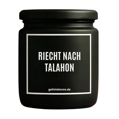 Duftkerze mit Spruch von geilstekerze ist der neue Geschenketrend. Diese witzige Kerze Vegane Bio-Kerze mit Spruch – RIECHT NACH TALAHON brennt mega lange sagenhafte 80 Stunde, hochwertige ätherische Öle schaffen beste Duftverteilung. Mit 1400 lustigen Sprüchen perfekt zum Verschenken. Handgemacht in Deutschland von geilstekerze.shop -Die beste Duftkerze die du kaufen kannst.