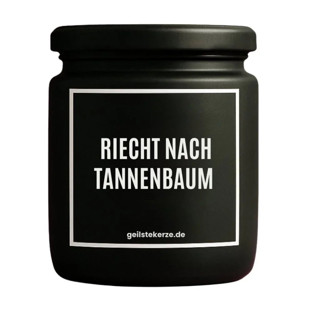 Duftkerze mit Spruch von geilstekerze ist der neue Geschenketrend. Diese witzige Kerze Vegane Bio-Kerze mit Spruch – RIECHT NACH TANNENBAUM brennt mega lange sagenhafte 80 Stunde, hochwertige ätherische Öle schaffen beste Duftverteilung. Mit 1400 lustigen Sprüchen perfekt zum Verschenken. Handgemacht in Deutschland von geilstekerze.shop -Die beste Duftkerze die du kaufen kannst.