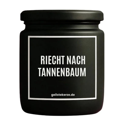 Duftkerze mit Spruch von geilstekerze ist der neue Geschenketrend. Diese witzige Kerze Vegane Bio-Kerze mit Spruch – RIECHT NACH TANNENBAUM brennt mega lange sagenhafte 80 Stunde, hochwertige ätherische Öle schaffen beste Duftverteilung. Mit 1400 lustigen Sprüchen perfekt zum Verschenken. Handgemacht in Deutschland von geilstekerze.shop -Die beste Duftkerze die du kaufen kannst.