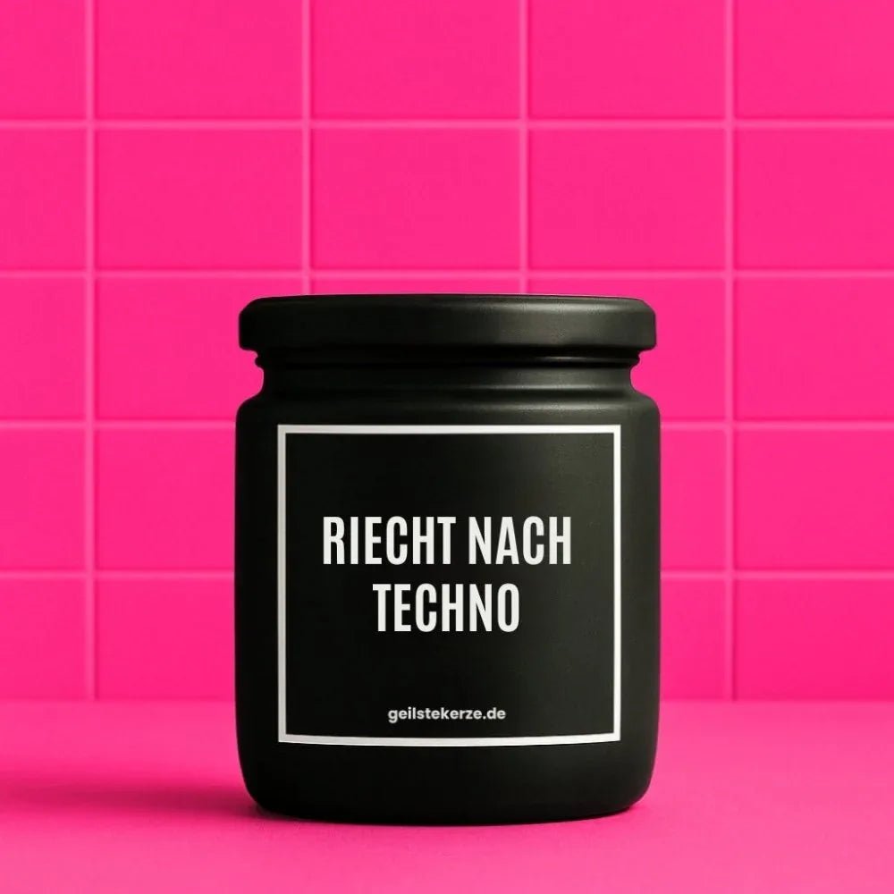 Duftkerze mit Spruch von geilstekerze ist der neue Geschenketrend. Diese witzige Kerze Vegane Bio-Kerze mit Spruch – RIECHT NACH TECHNO brennt mega lange sagenhafte 80 Stunde, hochwertige ätherische Öle schaffen beste Duftverteilung. Mit 1400 lustigen Sprüchen perfekt zum Verschenken. Handgemacht in Deutschland von geilstekerze.shop -Die beste Duftkerze die du kaufen kannst.