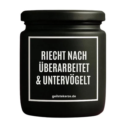 Duftkerze mit Spruch von geilstekerze ist der neue Geschenketrend. Diese witzige Kerze Vegane Bio-Kerze mit Spruch – RIECHT NACH ÜBERARBEITET UND UNTERVÖGELT brennt mega lange sagenhafte 80 Stunde, hochwertige ätherische Öle schaffen beste Duftverteilung. Mit 1400 lustigen Sprüchen perfekt zum Verschenken. Handgemacht in Deutschland von geilstekerze.shop -Die beste Duftkerze die du kaufen kannst.