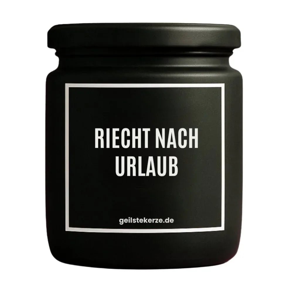 Duftkerze mit Spruch von geilstekerze ist der neue Geschenketrend. Diese witzige Kerze Vegane Bio-Kerze mit Spruch – RIECHT NACH URLAUB brennt mega lange sagenhafte 80 Stunde, hochwertige ätherische Öle schaffen beste Duftverteilung. Mit 1400 lustigen Sprüchen perfekt zum Verschenken. Handgemacht in Deutschland von geilstekerze.shop -Die beste Duftkerze die du kaufen kannst.