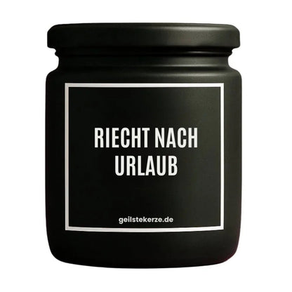 Duftkerze mit Spruch von geilstekerze ist der neue Geschenketrend. Diese witzige Kerze Vegane Bio-Kerze mit Spruch – RIECHT NACH URLAUB brennt mega lange sagenhafte 80 Stunde, hochwertige ätherische Öle schaffen beste Duftverteilung. Mit 1400 lustigen Sprüchen perfekt zum Verschenken. Handgemacht in Deutschland von geilstekerze.shop -Die beste Duftkerze die du kaufen kannst.