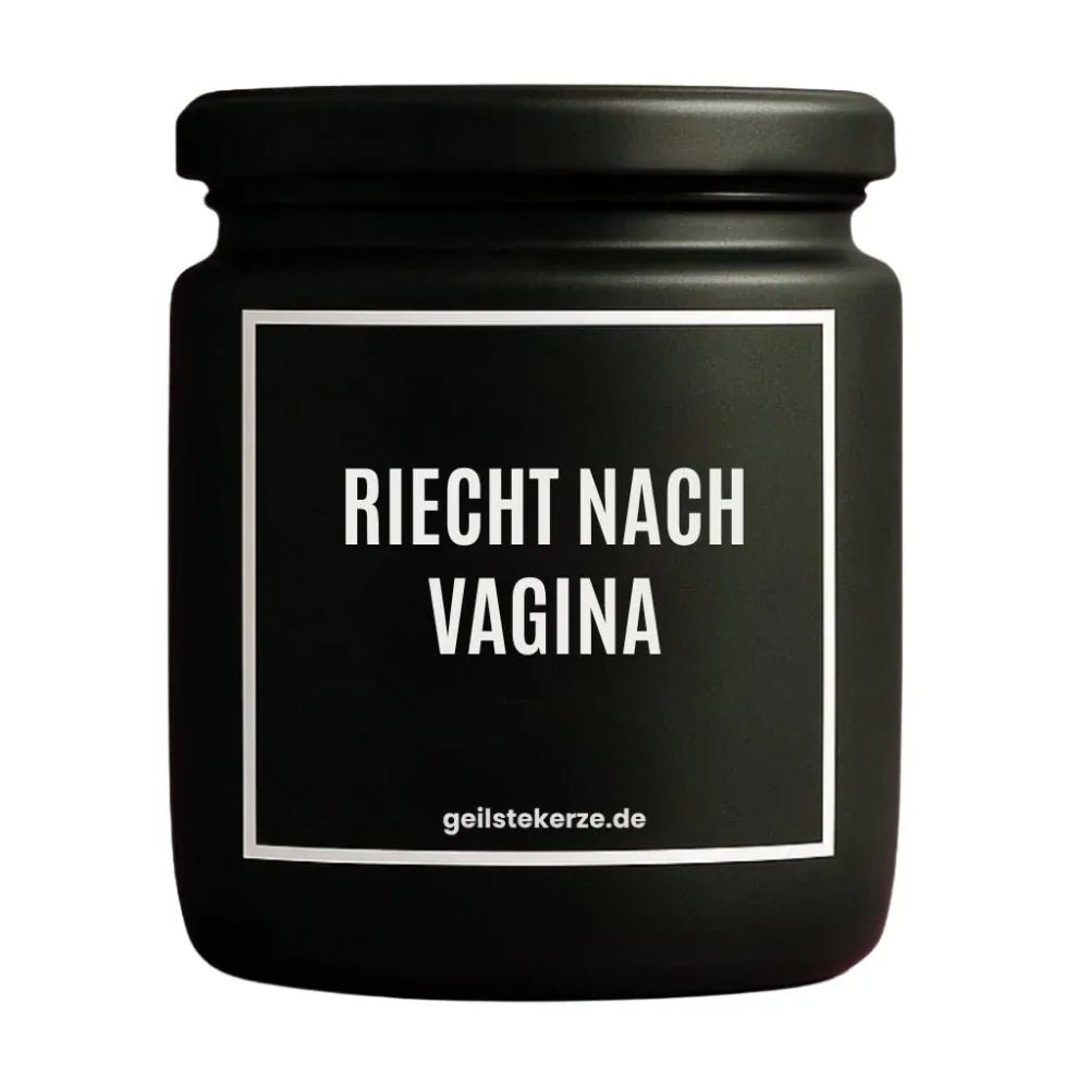 Duftkerze mit Spruch von geilstekerze ist der neue Geschenketrend. Diese witzige Kerze Vegane Bio-Kerze mit Spruch – RIECHT NACH VAGINA brennt mega lange sagenhafte 80 Stunde, hochwertige ätherische Öle schaffen beste Duftverteilung. Mit 1400 lustigen Sprüchen perfekt zum Verschenken. Handgemacht in Deutschland von geilstekerze.shop -Die beste Duftkerze die du kaufen kannst.