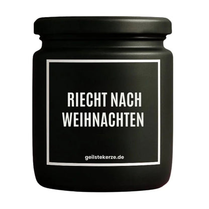 Duftkerze mit Spruch von geilstekerze ist der neue Geschenketrend. Diese witzige Kerze Vegane Bio-Kerze mit Spruch – RIECHT NACH WEIHNACHTEN brennt mega lange sagenhafte 80 Stunde, hochwertige ätherische Öle schaffen beste Duftverteilung. Mit 1400 lustigen Sprüchen perfekt zum Verschenken. Handgemacht in Deutschland von geilstekerze.shop -Die beste Duftkerze die du kaufen kannst.