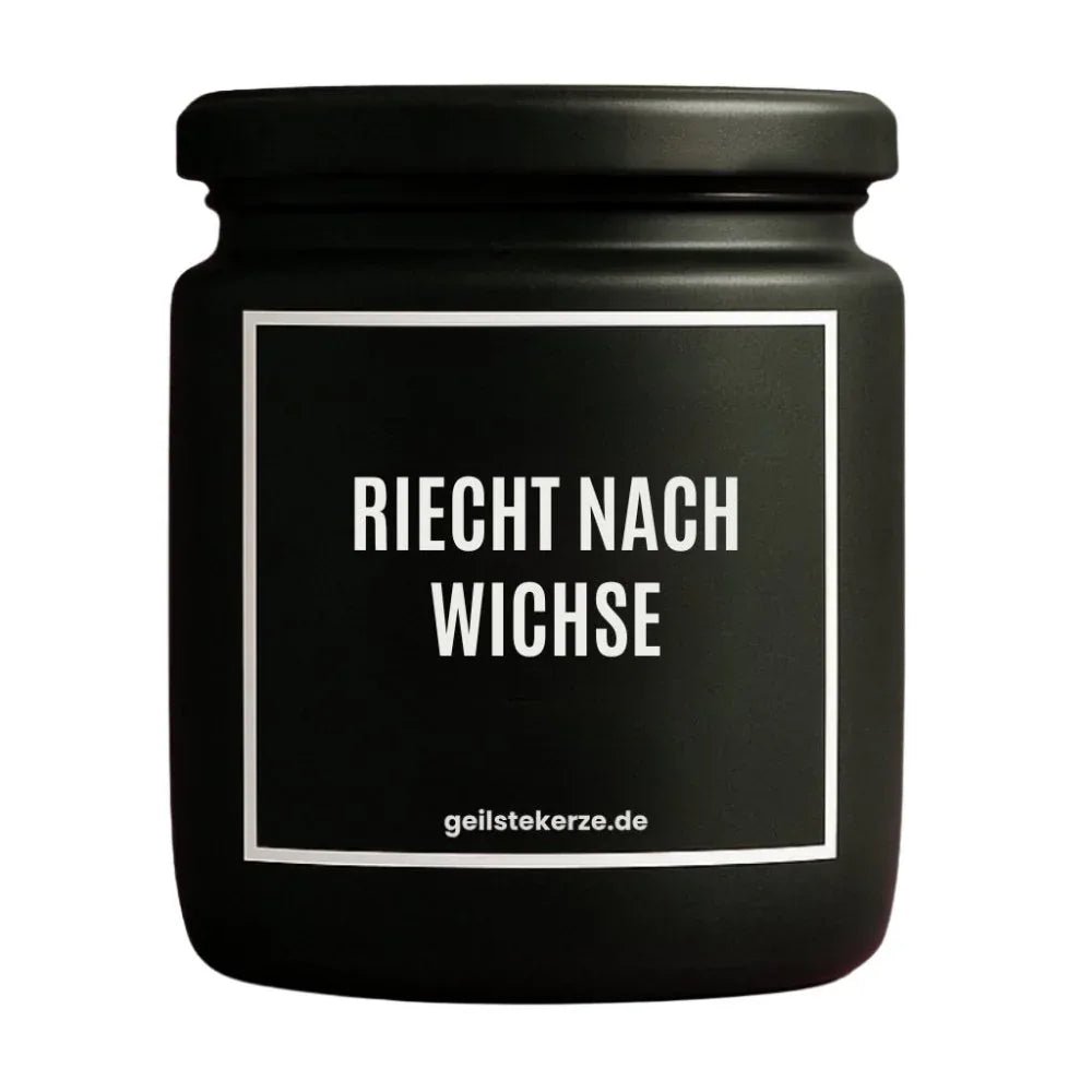 Duftkerze mit Spruch von geilstekerze ist der neue Geschenketrend. Diese witzige Kerze Vegane Bio-Kerze mit Spruch – RIECHT NACH WICHSE brennt mega lange sagenhafte 80 Stunde, hochwertige ätherische Öle schaffen beste Duftverteilung. Mit 1400 lustigen Sprüchen perfekt zum Verschenken. Handgemacht in Deutschland von geilstekerze.shop -Die beste Duftkerze die du kaufen kannst.
