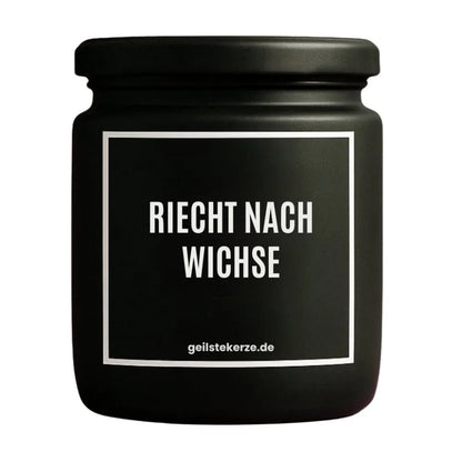 Duftkerze mit Spruch von geilstekerze ist der neue Geschenketrend. Diese witzige Kerze Vegane Bio-Kerze mit Spruch – RIECHT NACH WICHSE brennt mega lange sagenhafte 80 Stunde, hochwertige ätherische Öle schaffen beste Duftverteilung. Mit 1400 lustigen Sprüchen perfekt zum Verschenken. Handgemacht in Deutschland von geilstekerze.shop -Die beste Duftkerze die du kaufen kannst.