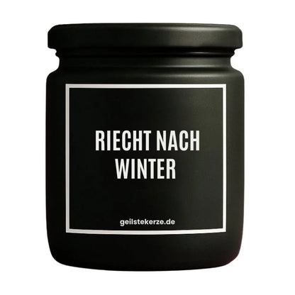 Duftkerze mit Spruch von geilstekerze ist der neue Geschenketrend. Diese witzige Kerze Vegane Bio-Kerze mit Spruch – RIECHT NACH WINTER brennt mega lange sagenhafte 80 Stunde, hochwertige ätherische Öle schaffen beste Duftverteilung. Mit 1400 lustigen Sprüchen perfekt zum Verschenken. Handgemacht in Deutschland von geilstekerze.shop -Die beste Duftkerze die du kaufen kannst.