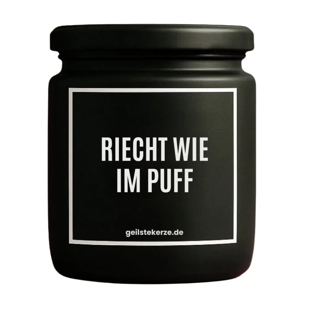 Duftkerze mit Spruch von geilstekerze ist der neue Geschenketrend. Diese witzige Kerze Vegane Bio-Kerze mit Spruch – RIECHT WIE IM PUFF brennt mega lange sagenhafte 80 Stunde, hochwertige ätherische Öle schaffen beste Duftverteilung. Mit 1400 lustigen Sprüchen perfekt zum Verschenken. Handgemacht in Deutschland von geilstekerze.shop -Die beste Duftkerze die du kaufen kannst.