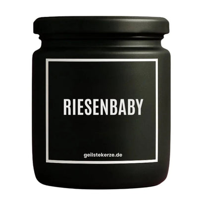 Duftkerze mit Spruch von geilstekerze ist der neue Geschenketrend. Diese witzige Kerze Vegane Bio-Kerze mit Spruch – RIESENBABY brennt mega lange sagenhafte 80 Stunde, hochwertige ätherische Öle schaffen beste Duftverteilung. Mit 1400 lustigen Sprüchen perfekt zum Verschenken. Handgemacht in Deutschland von geilstekerze.shop -Die beste Duftkerze die du kaufen kannst.