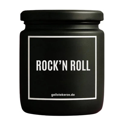 Duftkerze mit Spruch von geilstekerze ist der neue Geschenketrend. Diese witzige Kerze Vegane Bio-Kerze mit Spruch – ROCK‘N ROLL brennt mega lange sagenhafte 80 Stunde, hochwertige ätherische Öle schaffen beste Duftverteilung. Mit 1400 lustigen Sprüchen perfekt zum Verschenken. Handgemacht in Deutschland von geilstekerze.shop -Die beste Duftkerze die du kaufen kannst.