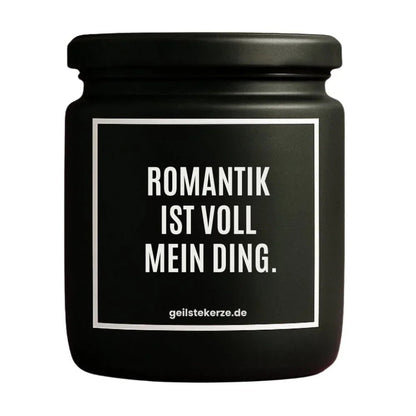 Duftkerze mit Spruch von geilstekerze ist der neue Geschenketrend. Diese witzige Kerze Vegane Bio-Kerze mit Spruch – ROMANTIK IST VOLL MEIN DING. brennt mega lange sagenhafte 80 Stunde, hochwertige ätherische Öle schaffen beste Duftverteilung. Mit 1400 lustigen Sprüchen perfekt zum Verschenken. Handgemacht in Deutschland von geilstekerze.shop -Die beste Duftkerze die du kaufen kannst.