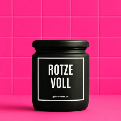 Duftkerze mit Spruch von geilstekerze ist der neue Geschenketrend. Diese witzige Kerze Vegane Bio-Kerze mit Spruch – ROTZE VOLL brennt mega lange sagenhafte 80 Stunde, hochwertige ätherische Öle schaffen beste Duftverteilung. Mit 1400 lustigen Sprüchen perfekt zum Verschenken. Handgemacht in Deutschland von geilstekerze.shop -Die beste Duftkerze die du kaufen kannst.