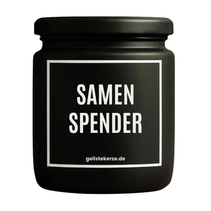 Duftkerze mit Spruch von geilstekerze ist der neue Geschenketrend. Diese witzige Kerze Vegane Bio-Kerze mit Spruch – SAMENSPENDER brennt mega lange sagenhafte 80 Stunde, hochwertige ätherische Öle schaffen beste Duftverteilung. Mit 1400 lustigen Sprüchen perfekt zum Verschenken. Handgemacht in Deutschland von geilstekerze.shop -Die beste Duftkerze die du kaufen kannst.