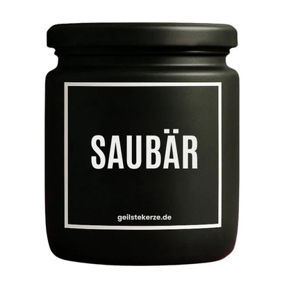 Duftkerze mit Spruch von geilstekerze ist der neue Geschenketrend. Diese witzige Kerze Vegane Bio-Kerze mit Spruch – SAUBÄR brennt mega lange sagenhafte 80 Stunde, hochwertige ätherische Öle schaffen beste Duftverteilung. Mit 1400 lustigen Sprüchen perfekt zum Verschenken. Handgemacht in Deutschland von geilstekerze.shop -Die beste Duftkerze die du kaufen kannst.
