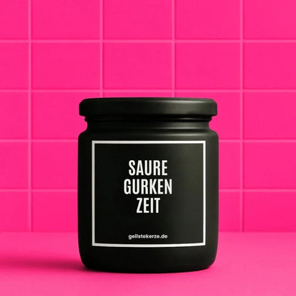 Duftkerze mit Spruch von geilstekerze ist der neue Geschenketrend. Diese witzige Kerze Vegane Bio-Kerze mit Spruch – SAURE GURKEN ZEIT brennt mega lange sagenhafte 80 Stunde, hochwertige ätherische Öle schaffen beste Duftverteilung. Mit 1400 lustigen Sprüchen perfekt zum Verschenken. Handgemacht in Deutschland von geilstekerze.shop -Die beste Duftkerze die du kaufen kannst.