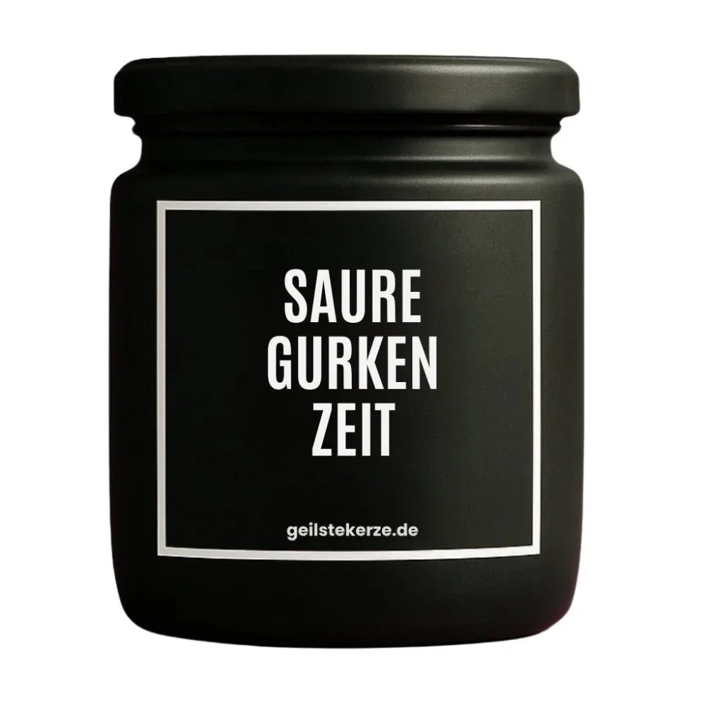 Duftkerze mit Spruch von geilstekerze ist der neue Geschenketrend. Diese witzige Kerze Vegane Bio-Kerze mit Spruch – SAURE GURKEN ZEIT brennt mega lange sagenhafte 80 Stunde, hochwertige ätherische Öle schaffen beste Duftverteilung. Mit 1400 lustigen Sprüchen perfekt zum Verschenken. Handgemacht in Deutschland von geilstekerze.shop -Die beste Duftkerze die du kaufen kannst.