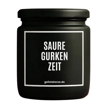 Duftkerze mit Spruch von geilstekerze ist der neue Geschenketrend. Diese witzige Kerze Vegane Bio-Kerze mit Spruch – SAURE GURKEN ZEIT brennt mega lange sagenhafte 80 Stunde, hochwertige ätherische Öle schaffen beste Duftverteilung. Mit 1400 lustigen Sprüchen perfekt zum Verschenken. Handgemacht in Deutschland von geilstekerze.shop -Die beste Duftkerze die du kaufen kannst.