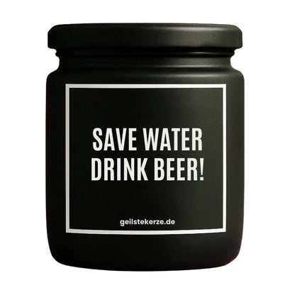 Duftkerze mit Spruch von geilstekerze ist der neue Geschenketrend. Diese witzige Kerze Vegane Bio-Kerze mit Spruch – SAVE WATER DRINK BEER! brennt mega lange sagenhafte 80 Stunde, hochwertige ätherische Öle schaffen beste Duftverteilung. Mit 1400 lustigen Sprüchen perfekt zum Verschenken. Handgemacht in Deutschland von geilstekerze.shop -Die beste Duftkerze die du kaufen kannst.