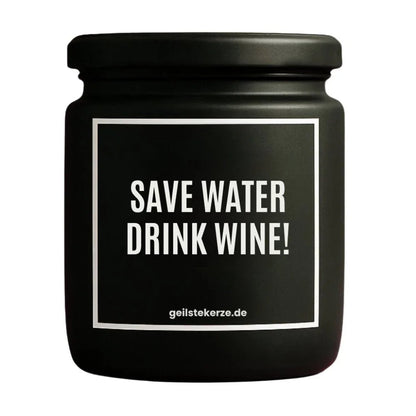Duftkerze mit Spruch von geilstekerze ist der neue Geschenketrend. Diese witzige Kerze Vegane Bio-Kerze mit Spruch – SAVE WATER DRINK WINE! brennt mega lange sagenhafte 80 Stunde, hochwertige ätherische Öle schaffen beste Duftverteilung. Mit 1400 lustigen Sprüchen perfekt zum Verschenken. Handgemacht in Deutschland von geilstekerze.shop -Die beste Duftkerze die du kaufen kannst.