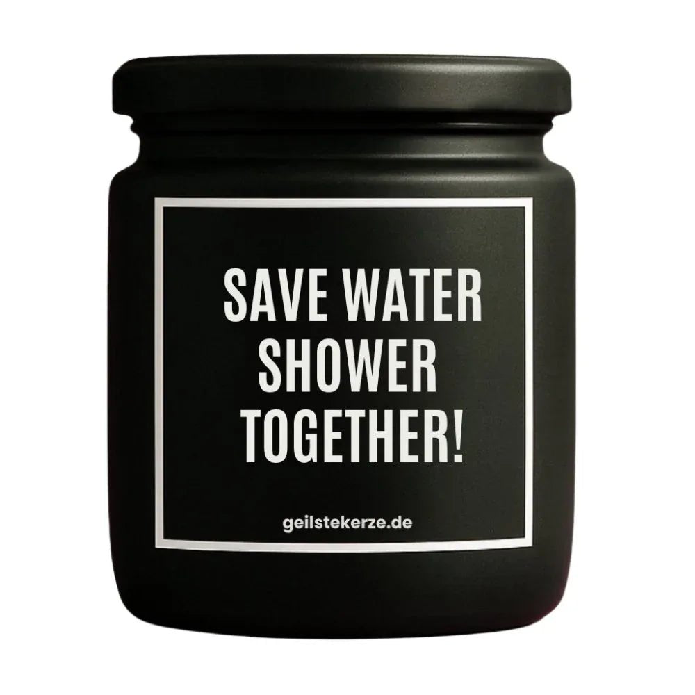 Duftkerze mit Spruch von geilstekerze ist der neue Geschenketrend. Diese witzige Kerze Vegane Bio-Kerze mit Spruch – SAVE WATER SHOWER TOGETHER! brennt mega lange sagenhafte 80 Stunde, hochwertige ätherische Öle schaffen beste Duftverteilung. Mit 1400 lustigen Sprüchen perfekt zum Verschenken. Handgemacht in Deutschland von geilstekerze.shop -Die beste Duftkerze die du kaufen kannst.