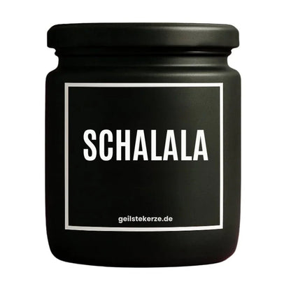 Duftkerze mit Spruch von geilstekerze ist der neue Geschenketrend. Diese witzige Kerze Vegane Bio-Kerze mit Spruch – SCHALALA brennt mega lange sagenhafte 80 Stunde, hochwertige ätherische Öle schaffen beste Duftverteilung. Mit 1400 lustigen Sprüchen perfekt zum Verschenken. Handgemacht in Deutschland von geilstekerze.shop -Die beste Duftkerze die du kaufen kannst.