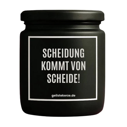 Duftkerze mit Spruch von geilstekerze ist der neue Geschenketrend. Diese witzige Kerze Vegane Bio-Kerze mit Spruch – SCHEIDUNG KOMMT VON SCHEIDE! brennt mega lange sagenhafte 80 Stunde, hochwertige ätherische Öle schaffen beste Duftverteilung. Mit 1400 lustigen Sprüchen perfekt zum Verschenken. Handgemacht in Deutschland von geilstekerze.shop -Die beste Duftkerze die du kaufen kannst.