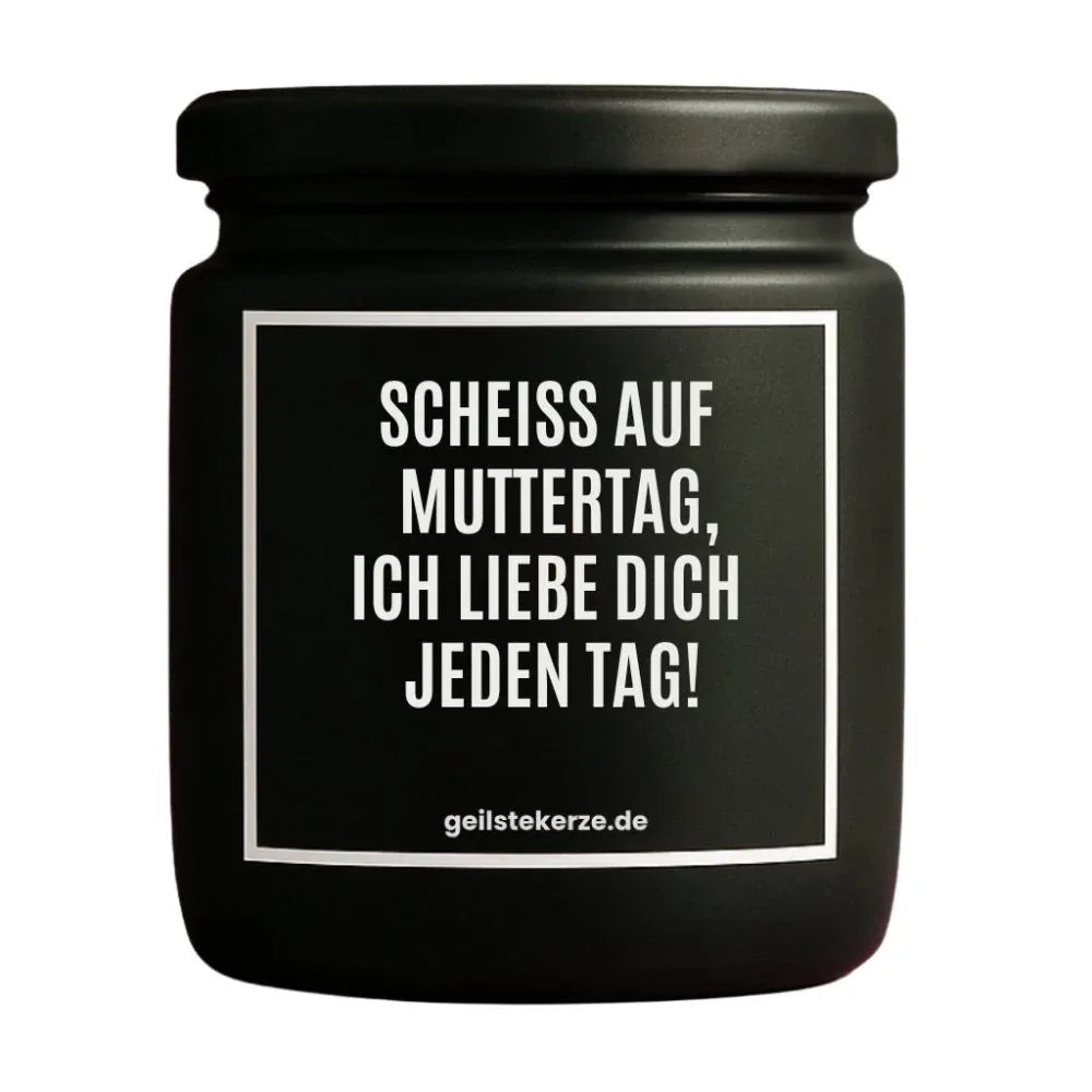 Duftkerze mit Spruch von geilstekerze ist der neue Geschenketrend. Diese witzige Kerze Vegane Bio-Kerze mit Spruch – SCHEISS AUF MUTTERTAG, ICH LIEBE DICH JEDEN TAG! brennt mega lange sagenhafte 80 Stunde, hochwertige ätherische Öle schaffen beste Duftverteilung. Mit 1400 lustigen Sprüchen perfekt zum Verschenken. Handgemacht in Deutschland von geilstekerze.shop -Die beste Duftkerze die du kaufen kannst.