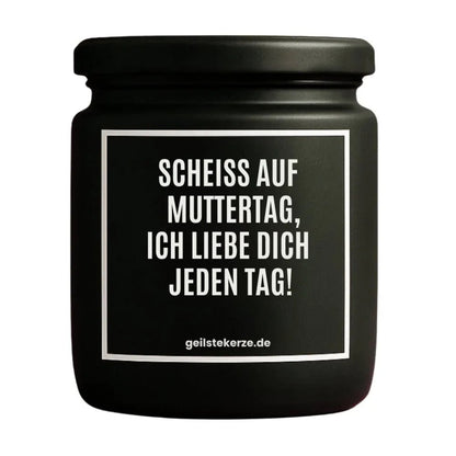Duftkerze mit Spruch von geilstekerze ist der neue Geschenketrend. Diese witzige Kerze Vegane Bio-Kerze mit Spruch – SCHEISS AUF MUTTERTAG, ICH LIEBE DICH JEDEN TAG! brennt mega lange sagenhafte 80 Stunde, hochwertige ätherische Öle schaffen beste Duftverteilung. Mit 1400 lustigen Sprüchen perfekt zum Verschenken. Handgemacht in Deutschland von geilstekerze.shop -Die beste Duftkerze die du kaufen kannst.