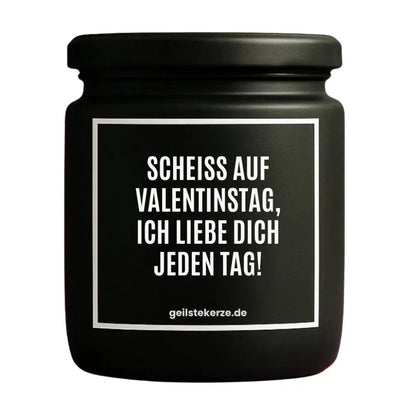 Duftkerze mit Spruch von geilstekerze ist der neue Geschenketrend. Diese witzige Kerze Vegane Bio-Kerze mit Spruch – SCHEISS AUF VALENTINSTAG. ICH LIEBE DICH JEDEN TAG brennt mega lange sagenhafte 80 Stunde, hochwertige ätherische Öle schaffen beste Duftverteilung. Mit 1400 lustigen Sprüchen perfekt zum Verschenken. Handgemacht in Deutschland von geilstekerze.shop -Die beste Duftkerze die du kaufen kannst.