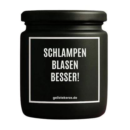 Duftkerze mit Spruch von geilstekerze ist der neue Geschenketrend. Diese witzige Kerze Vegane Bio-Kerze mit Spruch – SCHLAMPEN BLASEN BESSER! brennt mega lange sagenhafte 80 Stunde, hochwertige ätherische Öle schaffen beste Duftverteilung. Mit 1400 lustigen Sprüchen perfekt zum Verschenken. Handgemacht in Deutschland von geilstekerze.shop -Die beste Duftkerze die du kaufen kannst.
