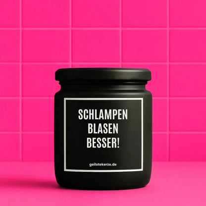 Duftkerze mit Spruch von geilstekerze ist der neue Geschenketrend. Diese witzige Kerze Vegane Bio-Kerze mit Spruch – SCHLAMPEN BLASEN BESSER! brennt mega lange sagenhafte 80 Stunde, hochwertige ätherische Öle schaffen beste Duftverteilung. Mit 1400 lustigen Sprüchen perfekt zum Verschenken. Handgemacht in Deutschland von geilstekerze.shop -Die beste Duftkerze die du kaufen kannst.