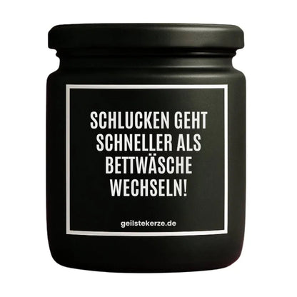 Duftkerze mit Spruch von geilstekerze ist der neue Geschenketrend. Diese witzige Kerze Vegane Bio-Kerze mit Spruch – SCHLUCKEN GEHT SCHNELLER ALS BETTWÄSCHE WECHSELN! brennt mega lange sagenhafte 80 Stunde, hochwertige ätherische Öle schaffen beste Duftverteilung. Mit 1400 lustigen Sprüchen perfekt zum Verschenken. Handgemacht in Deutschland von geilstekerze.shop -Die beste Duftkerze die du kaufen kannst.