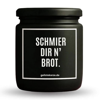 Duftkerze mit Spruch von geilstekerze ist der neue Geschenketrend. Diese witzige Kerze Vegane Bio-Kerze mit Spruch – SCHMIER DIR N‘ BROT brennt mega lange sagenhafte 80 Stunde, hochwertige ätherische Öle schaffen beste Duftverteilung. Mit 1400 lustigen Sprüchen perfekt zum Verschenken. Handgemacht in Deutschland von geilstekerze.shop -Die beste Duftkerze die du kaufen kannst.