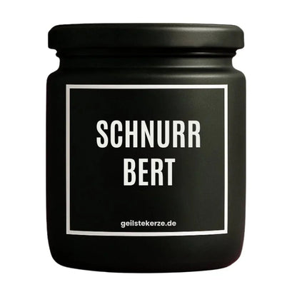 Duftkerze mit Spruch von geilstekerze ist der neue Geschenketrend. Diese witzige Kerze Vegane Bio-Kerze mit Spruch – SCHNURRBERT brennt mega lange sagenhafte 80 Stunde, hochwertige ätherische Öle schaffen beste Duftverteilung. Mit 1400 lustigen Sprüchen perfekt zum Verschenken. Handgemacht in Deutschland von geilstekerze.shop -Die beste Duftkerze die du kaufen kannst.