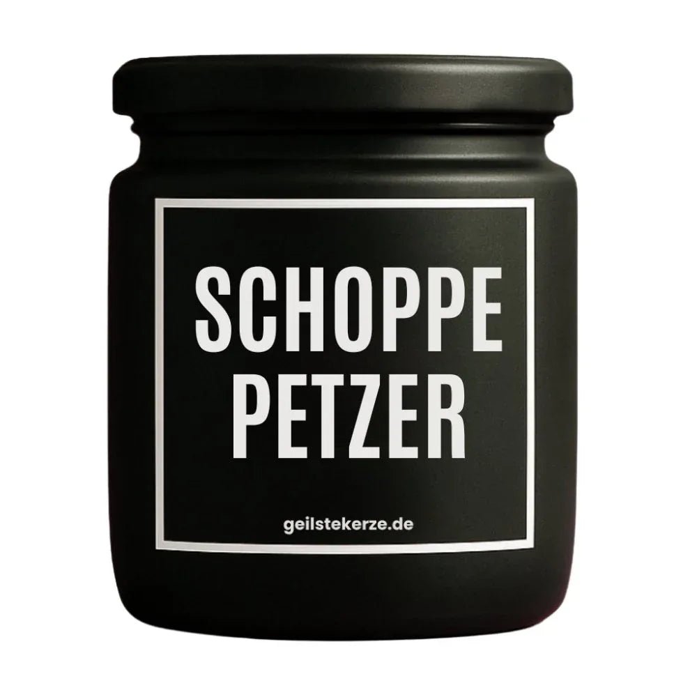 Duftkerze mit Spruch von geilstekerze ist der neue Geschenketrend. Diese witzige Kerze Vegane Bio-Kerze mit Spruch – SCHOPPEPETZER brennt mega lange sagenhafte 80 Stunde, hochwertige ätherische Öle schaffen beste Duftverteilung. Mit 1400 lustigen Sprüchen perfekt zum Verschenken. Handgemacht in Deutschland von geilstekerze.shop -Die beste Duftkerze die du kaufen kannst.