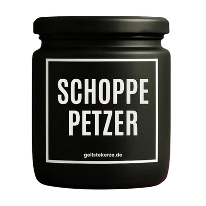 Duftkerze mit Spruch von geilstekerze ist der neue Geschenketrend. Diese witzige Kerze Vegane Bio-Kerze mit Spruch – SCHOPPEPETZER brennt mega lange sagenhafte 80 Stunde, hochwertige ätherische Öle schaffen beste Duftverteilung. Mit 1400 lustigen Sprüchen perfekt zum Verschenken. Handgemacht in Deutschland von geilstekerze.shop -Die beste Duftkerze die du kaufen kannst.