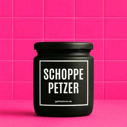 Duftkerze mit Spruch von geilstekerze ist der neue Geschenketrend. Diese witzige Kerze Vegane Bio-Kerze mit Spruch – SCHOPPEPETZER brennt mega lange sagenhafte 80 Stunde, hochwertige ätherische Öle schaffen beste Duftverteilung. Mit 1400 lustigen Sprüchen perfekt zum Verschenken. Handgemacht in Deutschland von geilstekerze.shop -Die beste Duftkerze die du kaufen kannst.