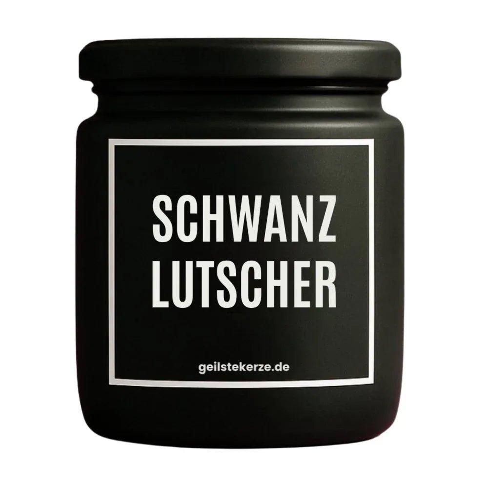 Duftkerze mit Spruch von geilstekerze ist der neue Geschenketrend. Diese witzige Kerze Vegane Bio-Kerze mit Spruch – SCHWANZLUTSCHER brennt mega lange sagenhafte 80 Stunde, hochwertige ätherische Öle schaffen beste Duftverteilung. Mit 1400 lustigen Sprüchen perfekt zum Verschenken. Handgemacht in Deutschland von geilstekerze.shop -Die beste Duftkerze die du kaufen kannst.