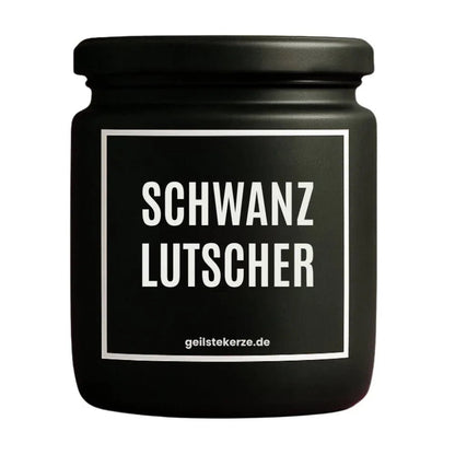 Duftkerze mit Spruch von geilstekerze ist der neue Geschenketrend. Diese witzige Kerze Vegane Bio-Kerze mit Spruch – SCHWANZLUTSCHER brennt mega lange sagenhafte 80 Stunde, hochwertige ätherische Öle schaffen beste Duftverteilung. Mit 1400 lustigen Sprüchen perfekt zum Verschenken. Handgemacht in Deutschland von geilstekerze.shop -Die beste Duftkerze die du kaufen kannst.