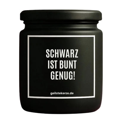 Duftkerze mit Spruch von geilstekerze ist der neue Geschenketrend. Diese witzige Kerze Vegane Bio-Kerze mit Spruch – SCHWARZ IST BUNT GENUG! brennt mega lange sagenhafte 80 Stunde, hochwertige ätherische Öle schaffen beste Duftverteilung. Mit 1400 lustigen Sprüchen perfekt zum Verschenken. Handgemacht in Deutschland von geilstekerze.shop -Die beste Duftkerze die du kaufen kannst.