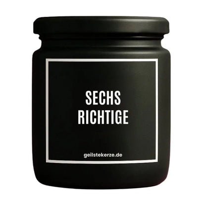 Duftkerze mit Spruch von geilstekerze ist der neue Geschenketrend. Diese witzige Kerze Vegane Bio-Kerze mit Spruch – SECHS RICHTIGE brennt mega lange sagenhafte 80 Stunde, hochwertige ätherische Öle schaffen beste Duftverteilung. Mit 1400 lustigen Sprüchen perfekt zum Verschenken. Handgemacht in Deutschland von geilstekerze.shop -Die beste Duftkerze die du kaufen kannst.