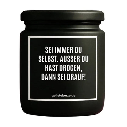 Duftkerze mit Spruch von geilstekerze ist der neue Geschenketrend. Diese witzige Kerze Vegane Bio-Kerze mit Spruch – SEI IMMER DU SELST. AUSSER DU HAST DROGEN, DANN SEI DRAUF! brennt mega lange sagenhafte 80 Stunde, hochwertige ätherische Öle schaffen beste Duftverteilung. Mit 1400 lustigen Sprüchen perfekt zum Verschenken. Handgemacht in Deutschland von geilstekerze.shop -Die beste Duftkerze die du kaufen kannst.