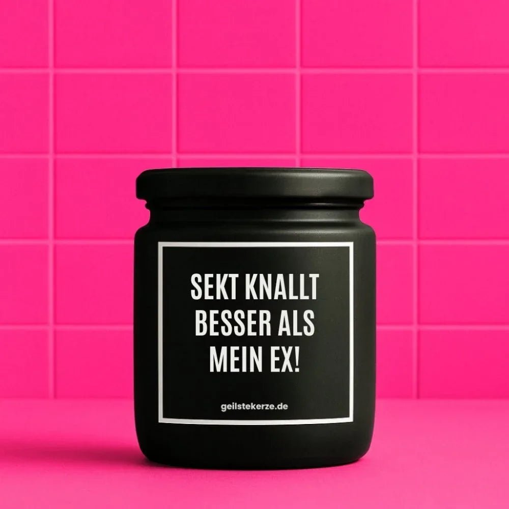 Duftkerze mit Spruch von geilstekerze ist der neue Geschenketrend. Diese witzige Kerze Vegane Bio-Kerze mit Spruch – SEKT KNALLT BESSER ALS MEIN EX brennt mega lange sagenhafte 80 Stunde, hochwertige ätherische Öle schaffen beste Duftverteilung. Mit 1400 lustigen Sprüchen perfekt zum Verschenken. Handgemacht in Deutschland von geilstekerze.shop -Die beste Duftkerze die du kaufen kannst.