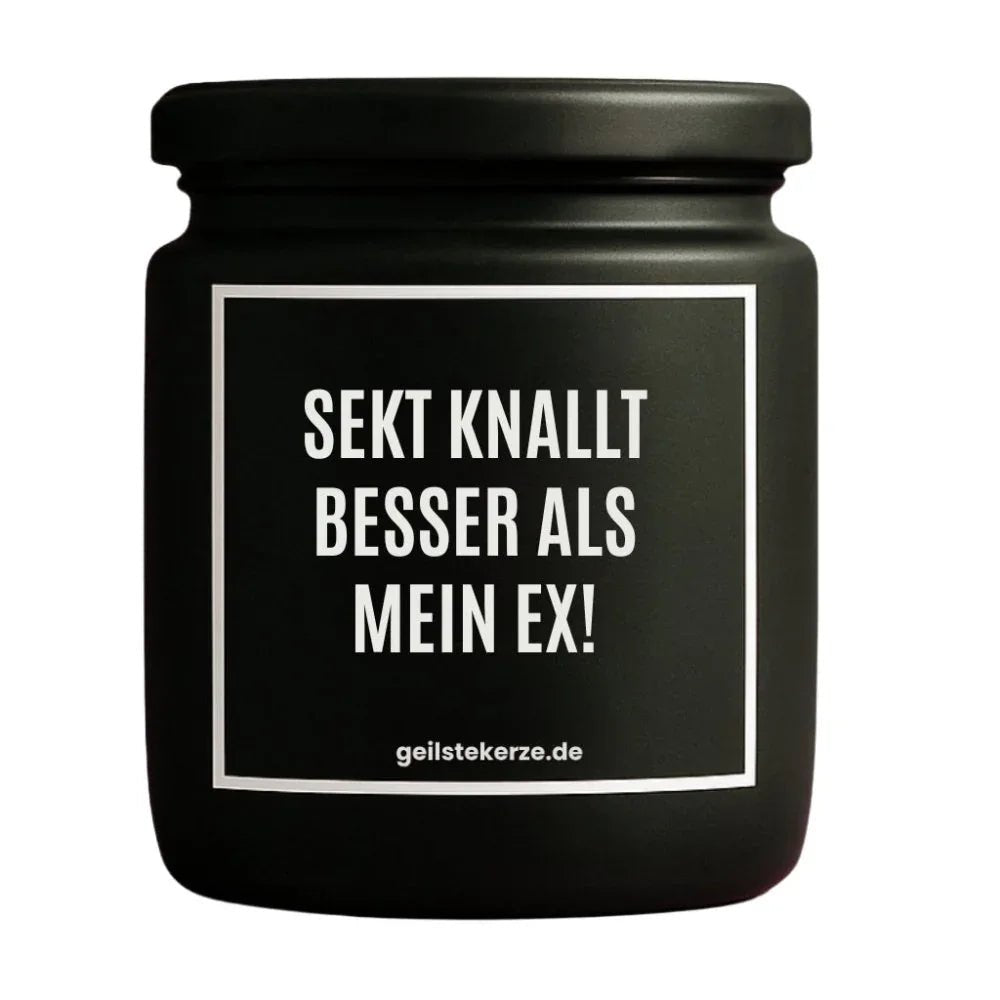 Duftkerze mit Spruch von geilstekerze ist der neue Geschenketrend. Diese witzige Kerze Vegane Bio-Kerze mit Spruch – SEKT KNALLT BESSER ALS MEIN EX brennt mega lange sagenhafte 80 Stunde, hochwertige ätherische Öle schaffen beste Duftverteilung. Mit 1400 lustigen Sprüchen perfekt zum Verschenken. Handgemacht in Deutschland von geilstekerze.shop -Die beste Duftkerze die du kaufen kannst.