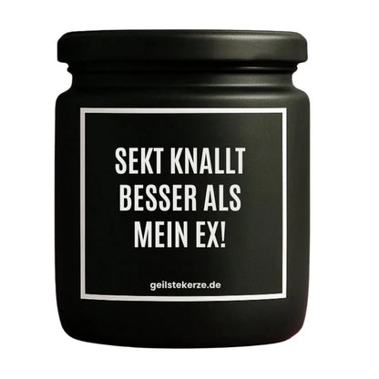 Duftkerze mit Spruch von geilstekerze ist der neue Geschenketrend. Diese witzige Kerze Vegane Bio-Kerze mit Spruch – SEKT KNALLT BESSER ALS MEIN EX brennt mega lange sagenhafte 80 Stunde, hochwertige ätherische Öle schaffen beste Duftverteilung. Mit 1400 lustigen Sprüchen perfekt zum Verschenken. Handgemacht in Deutschland von geilstekerze.shop -Die beste Duftkerze die du kaufen kannst.