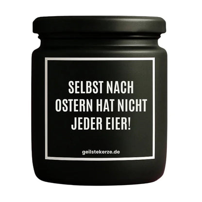 Duftkerze mit Spruch von geilstekerze ist der neue Geschenketrend. Diese witzige Kerze Vegane Bio-Kerze mit Spruch – SELBST NACH OSTERN HAT NICHT JEDER EIER brennt mega lange sagenhafte 80 Stunde, hochwertige ätherische Öle schaffen beste Duftverteilung. Mit 1400 lustigen Sprüchen perfekt zum Verschenken. Handgemacht in Deutschland von geilstekerze.shop -Die beste Duftkerze die du kaufen kannst.