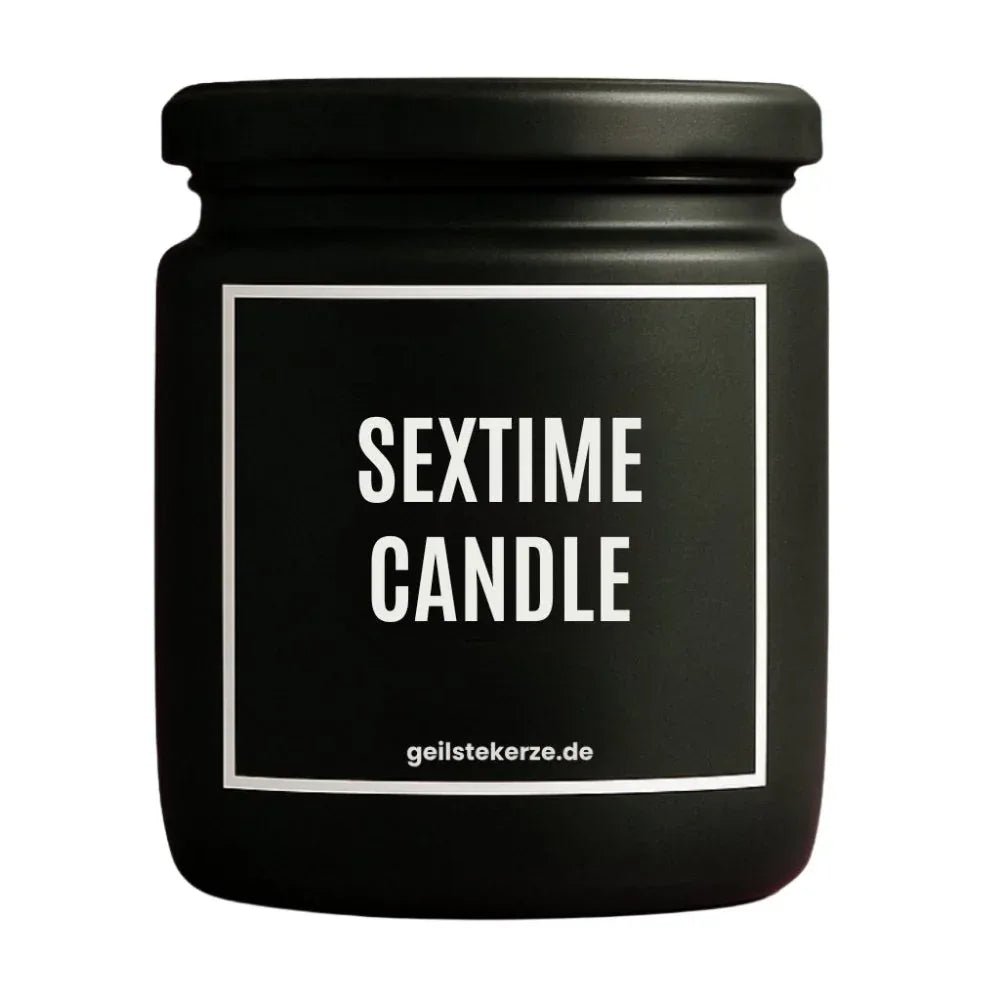 Duftkerze mit Spruch von geilstekerze ist der neue Geschenketrend. Diese witzige Kerze Vegane Bio-Kerze mit Spruch – SEX TIME CANDLE brennt mega lange sagenhafte 80 Stunde, hochwertige ätherische Öle schaffen beste Duftverteilung. Mit 1400 lustigen Sprüchen perfekt zum Verschenken. Handgemacht in Deutschland von geilstekerze.shop -Die beste Duftkerze die du kaufen kannst.